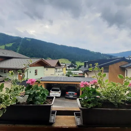 Mountainview Mit Balkon Und Carport Apartment
